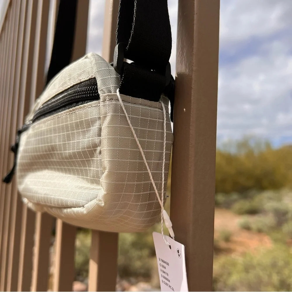 Urban Outfitters NWT Ripstop Rectangular Crossbody Pouch Gray W/Black Strap - Picture 4 of 10